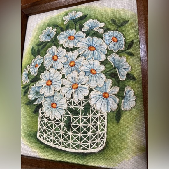 Vintage Wood Framed Embroidery Daisy Bouquet Spring April Floral CottageCore - Picture 2 of 10